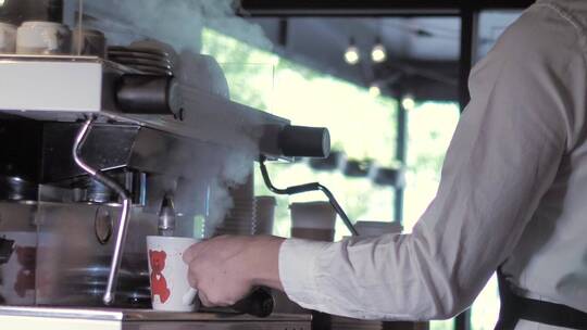 咖啡师用蒸汽咖啡机制作