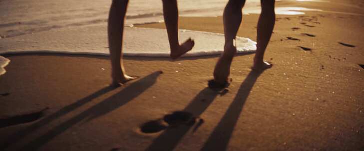 4K情侣在海边沙滩奔跑嬉戏夕阳比基尼美女