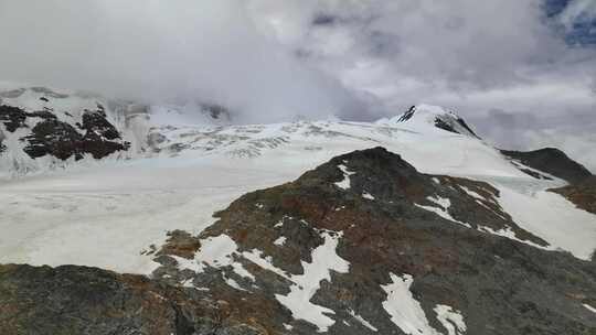 航拍川西沙鲁里山脉加拉本森雪山冰川