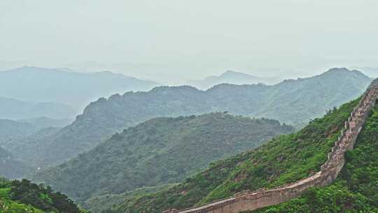 夏季金山岭长城早晨阴雨雾气风光