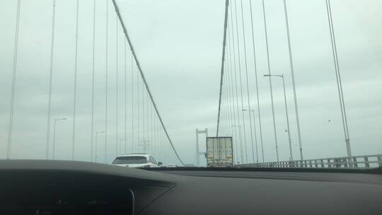 车窗视角的悬索桥视频素材模板下载