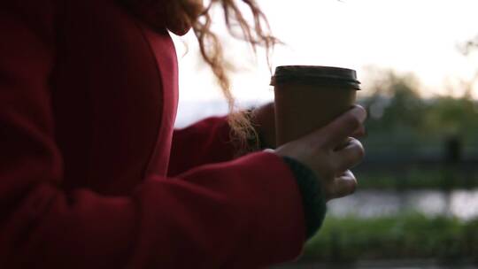 散步喝咖啡的女人视频素材模板下载