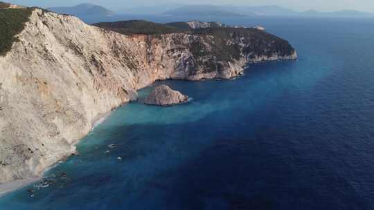 地中海陡峭悬崖旁风景如画的鸟瞰和绿松石色的水域