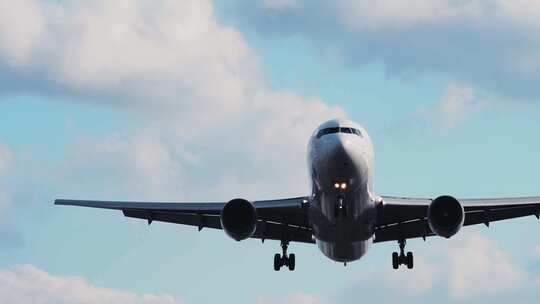 飞机从头顶飞过.