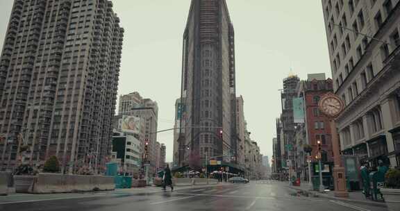 纽约市高楼附近过马路的男子