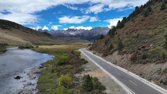 四川甘孜理塘措普沟风景区景观大道