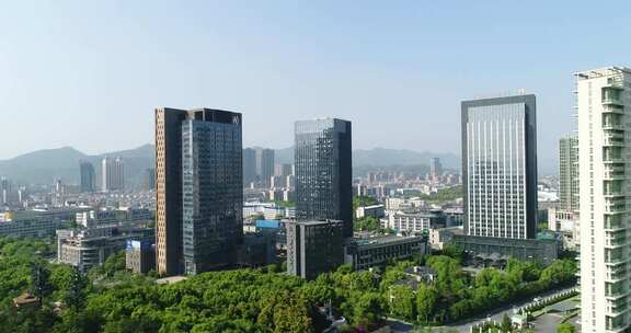 城市摩天大楼与绿植景观俯瞰