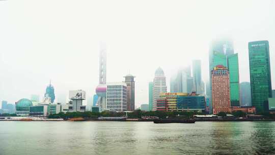 秋天雨雾中的上海外滩（4K)