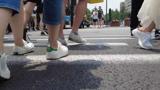 城市行人过马路脚步视频素材模板下载