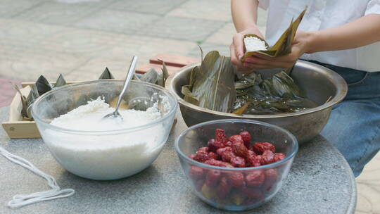 端午节手工包粽子糯米