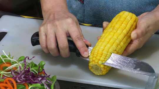切玉米粒制作蔬菜沙拉