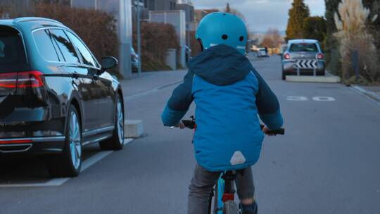 一个男孩在街道上骑自行车