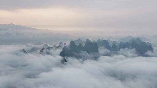 云海中的喀斯特山峰