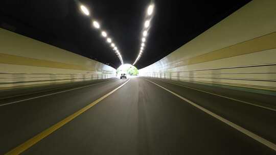 汽车穿过隧道在城市行驶第一视角