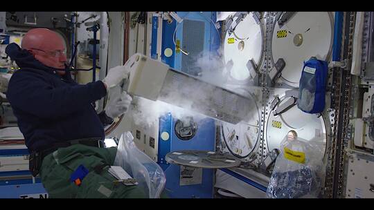 宇航员在国际空间上工作和生活视频素材模板下载