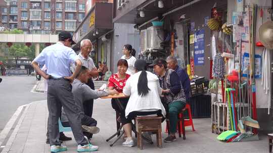 街边的老人们打牌视频素材模板下载