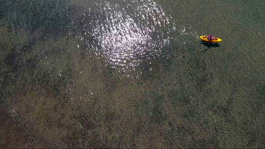 航拍一个女人划着皮划艇横跨太浩湖