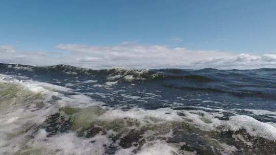 波涛汹涌的海面壮观景象