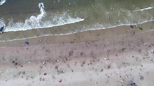 海浪拍打沙滩沙滩游泳游客航拍