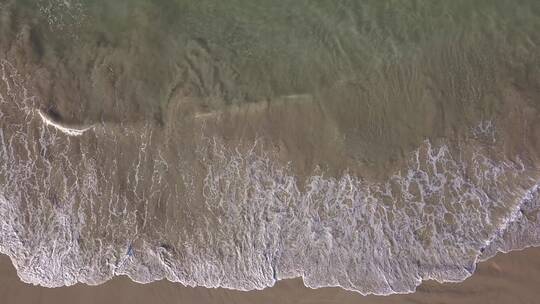 垂直排石海浪涌上沙滩唯美海岸线风景