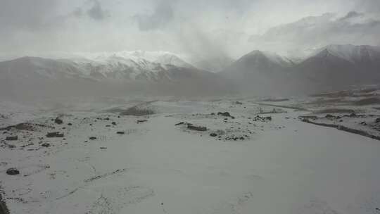 魅力雪山，蔚为壮观。