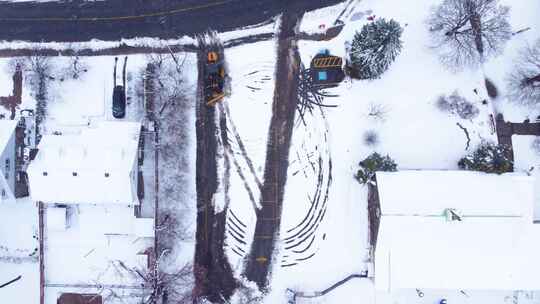 加拿大隆格伊四月暴风雪期间卡车清除积雪的