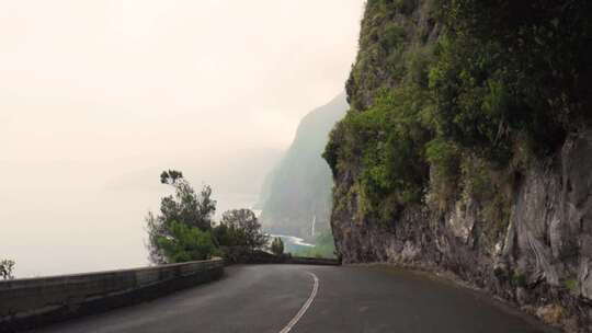 雾蒙蒙早晨的沿海山路