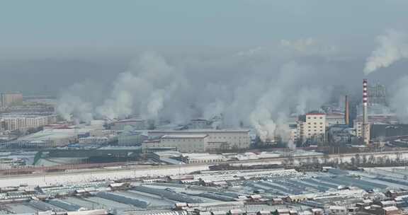 黑龙江牡丹江市工厂运作冒起浓浓白烟航拍