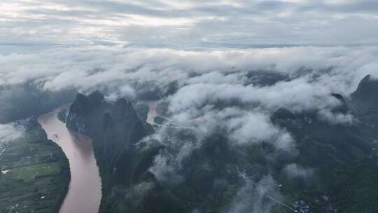 云海中的喀斯特山峰