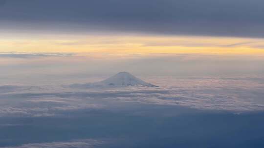 飞机上航拍日本东京富士山