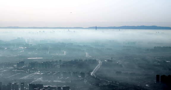 清晨  成都城市远景  城市上空一架飞机飞过