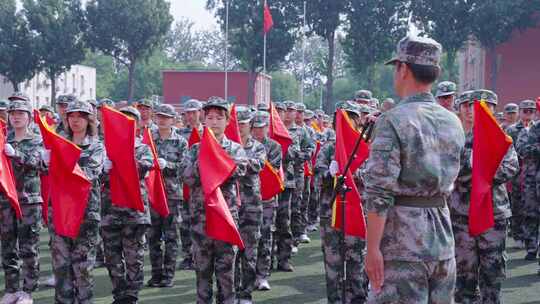 学生军训时持红旗列队