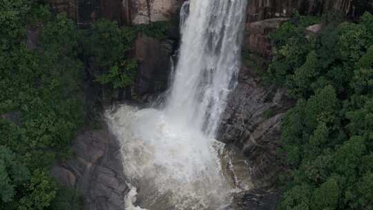 雨后泰山，飞瀑流泉