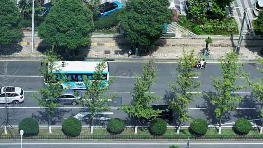 鸟瞰城市道路车辆行驶