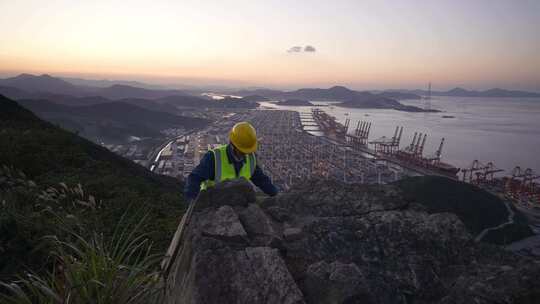 日落技术人员登上山顶