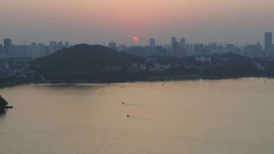 航拍武汉东湖绿道夕阳湖面船