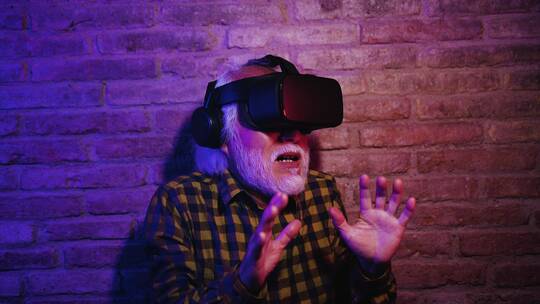 老人戴头盔体验虚拟游戏