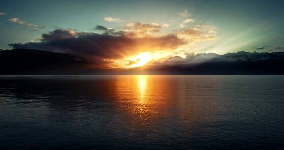 唯美湖泊夕阳落日航拍海面云彩风景