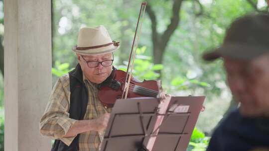 退休生活 公园老人唱歌 表演活动