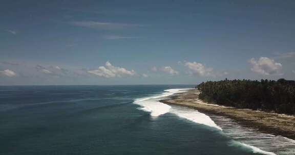 海岸线海浪翻滚