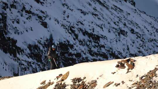 攀登四川岷山山脉主峰雪宝顶雪峰的登山队