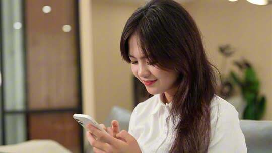 女性居家办公休闲惬意玩手机