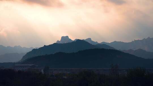 丁达尔光光影特写崂山