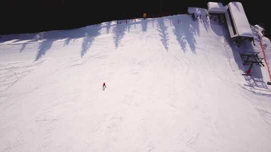 冬季高山滑雪的滑雪者下坡滑雪