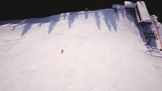 冬季高山滑雪的滑雪者下坡滑雪视频素材模板下载