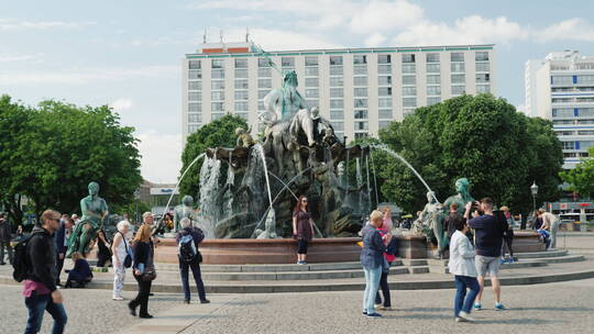 游客参观柏林海王星喷泉景观视频素材模板下载
