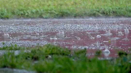 升格暴雨时地面溅起的水花