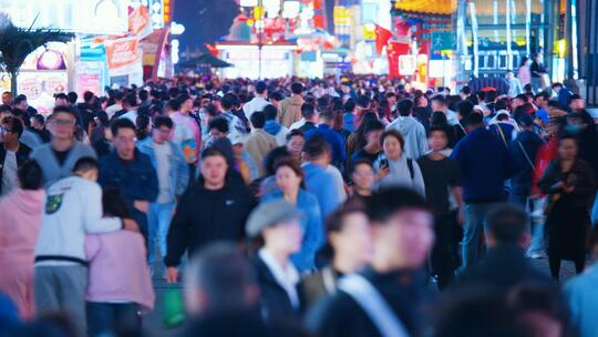 夜晚商业街人流