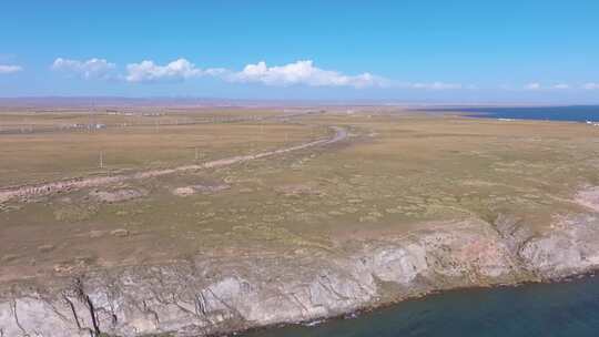 航拍青海湖断崖景区高原圣湖蓝天白云列车