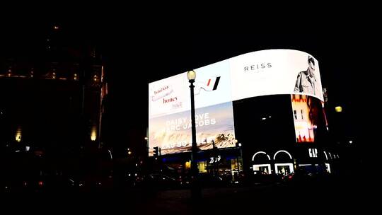 电子广告牌的巨大屏幕照亮了伦敦的街道